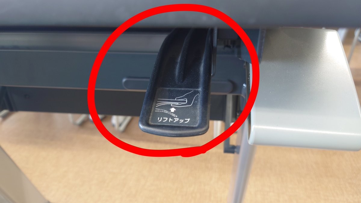 Nuuuu_n322's tweet photo. 私、獨協大生にもっと知ってほしいの、
W棟にあるこの机はレバーを上げるとキャスターが出てきてスルスル動かせるって https://t.co/yxWhxDRxyg