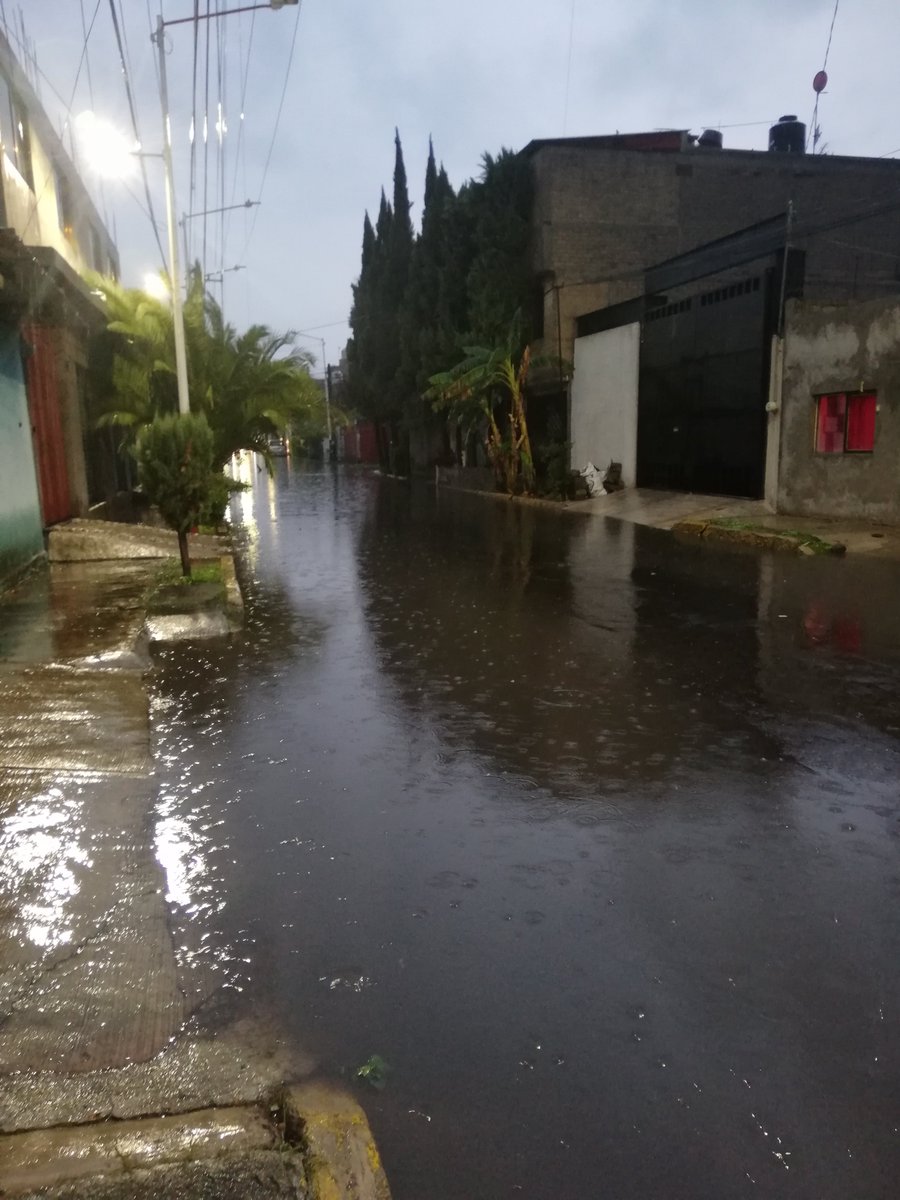 Se solicita ayuda en calle Manuel Alemán, entre Pablo Banuet e Ignacio, Zapotitlán, Tláhuac, CDMX, por inundación. <a href="/SEGIAGUA/">Secretaría de Gestión Integral del Agua</a>