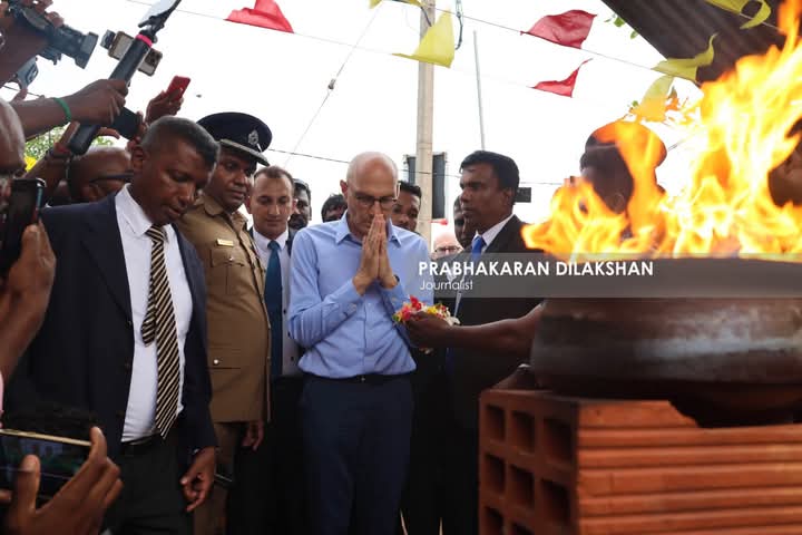 JaffnaTroll's tweet photo. யாழ்ப்பாணம் செம்மணி மனித புதைகுழிக்கு ஐநா மனித உரிமை ஆணையாளர் விஜயம் செய்து மலர் தூவி அஞ்சலி செலுத்தினார்.
#semmani #massgrave #tamils https://t.co/1GfQsOgoQC