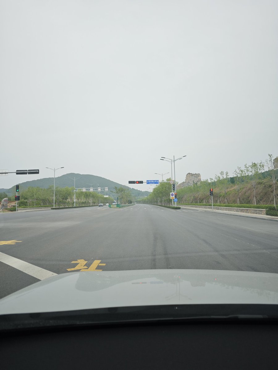 Enjoy the happiness of shuttling through mountain paths. The beautiful scenery in the distance will make people feel happy without traffic jams.