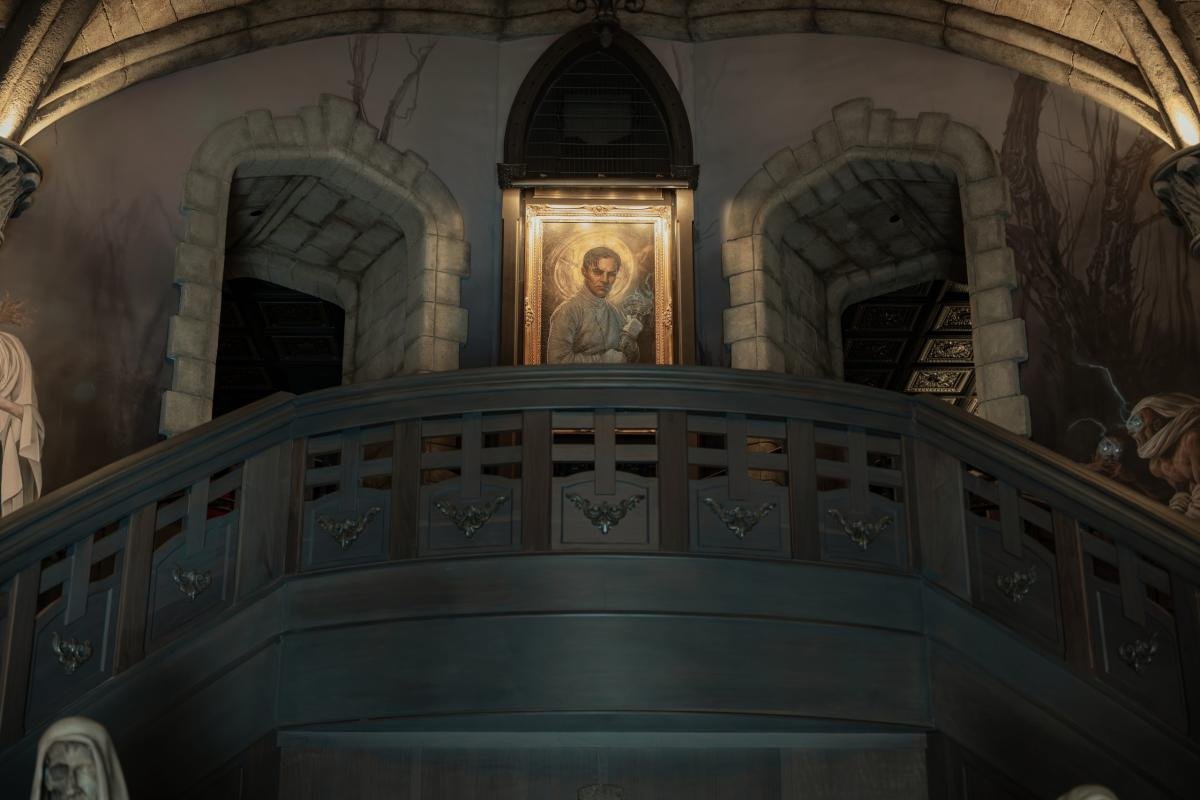 The power dichotomy between Victoria &amp; Henry plays out in many spots in the queue, but the most poignant is she has purposely hung her portrait a floor above his, as a way to figurately &amp; physically hold herself out as above Henry.
 📸: <a href="/OrlandoInformer/">Orlando Informer</a>