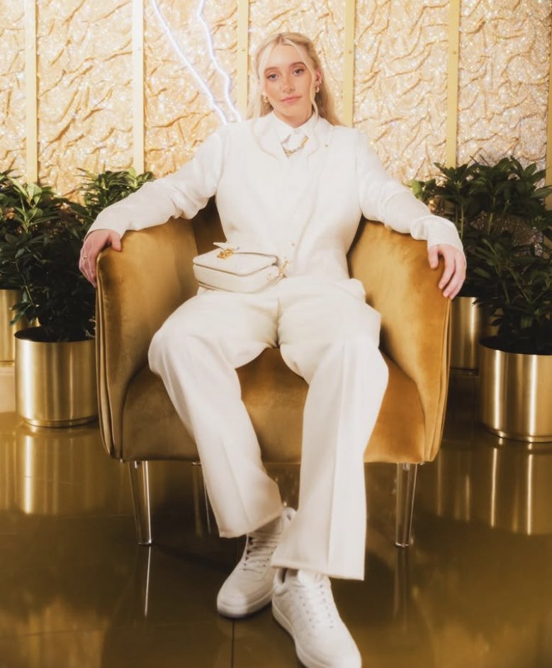 katemartinlov3r's tweet photo. paige 🤝 sitting in a chair https://t.co/Y59PZL4acg