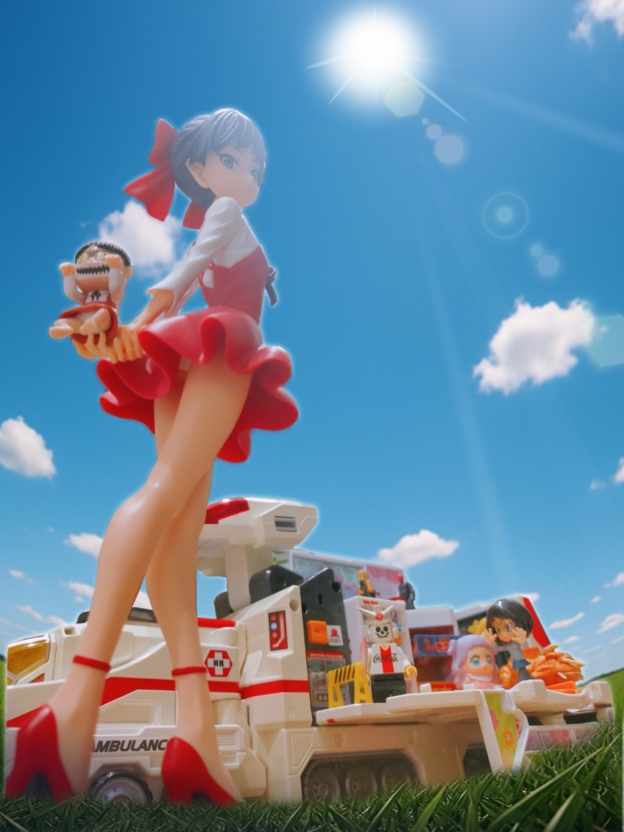 背景というか光の効果がやっつけすぎて気に入らなかったので初めてレンズフレアをでっちあげてみた。光線を縦の線で走らせる事で画面全体の構図、「空の高さ」がガラッと変わったのがおわかりいただけるでしょうか。
#エアフォトブ
#未来路旅行