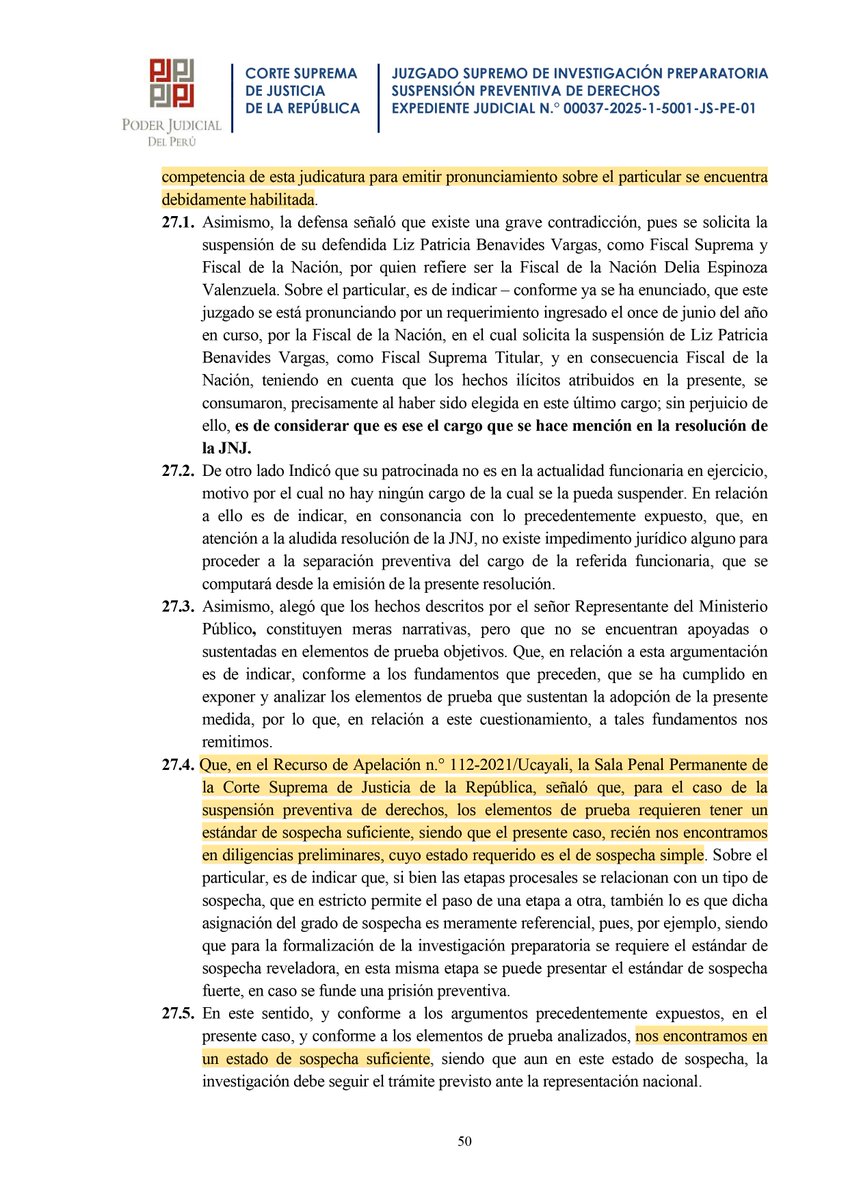 CarlosCaroCoria's tweet photo. 🔴 La orden judicial de suspensión contra Patricia Benavides como fiscal supremo puede ser anulada por falta de motivación.

1️⃣ El juez describe las graves imputaciones contra PB por cohecho, abuso de autoridad y encubrimiento, en base a 5 hechos, de los cuales considera que existen elementos de convicción "suficientes" sobre los 3 primeros.

2️⃣ Tras ello, partiendo de las mismas pruebas el juez concluye que existe reiteración delictiva y que "no serían hechos aislados, sino parte de una conducta sistemática y planificada". Con ello, existe el peligro de que PB cometa delitos similares si retoma el cargo de fiscal supremo.

3️⃣ Pero el gran vacío de motivación se aprecia en el fundamento 27 (pgs. 49-50). El juez NO razona sobre dos aspectos fundamentales: i) ¿porqué una medida tan grave puede imponerse en etapa preliminar (en la que, por definición, no hay imputaciones concretas)? y, ii) ¿cómo imponer dicha medida grave en etapa preliminar tratándose de una alta funcionaria del Estado, aforada y que goza del privilegio del antejuicio constitucional?

4️⃣ Sobre lo primero, el juez no motiva, se limita decir que hay dos precedentes contradictorios, ambos referidos a Tomas Aladino Gálvez Villegas, en contra de la medida en etapa preliminar (exp. N° 00041-2019-5-2001-JS-PE-01) y a favor (exp. N° 00014-2019-14-5001-JS-PE-01). El juez adopta esta última, pero no dice porque, ni siquiera glosa el razonamiento de ese precedente. Es como decir (sin decirlo): "si otro juez ya lo hizo, yo también puedo". Y el deber de motivar es más intenso en este caso porque la doctrina y la jurisprudencia mayoritaria establecen que ello es viable sólo en la etapa de investigación preparatoria, con imputaciones concretas, bajo la misma lógica que la prisión preventiva o la comparecencia con restricciones. Dos casos fueron resueltos de ese modo, el del ex Juez Superior Jimmy García Ruíz (Exp. 007-2019-13, Resolución N° 2 de 16.1.20 del Juzgado Supremo de Investigación Preparatoria) y el del ex Fiscal de la Nación Gonzalo Chavarry (Exp. 4615-2019-2, Resolución N° 8 de la Sala Penal Especial de la Corte Suprema de 19.1.21).

5️⃣ Sobre lo segundo, el juez tampoco dice nada, solo indica que el pedido de suspensión lo recibió el 11.7.25 cuando áun estaba abierta la etapa preliminar, que recién el 12 se formuló la denuncia constitucional ante el Congreso y que éste aún no la admite a trámite. Un argumento bastante pobre porque: i) a la fecha no existe etapa preliminar ni preparatoria, ii) que el Congreso tarde en tramitar el caso no es responsabilidad de PB, y iii) el Congreso tiene solo dos opciones: a) rechazar in limine la denuncia (como el caso Rolex), de modo que el proceso se archivará y la medida de suspensión cesará; o, b) tramitar la denuncia, con lo que tampoco habrá investigación preliminar ni preparatoria.

6️⃣ Esta motivación insuficiente puede justificar que, tras la apelación, la Corte Suprema anule, cuando menos, lo resuelto por el juez.