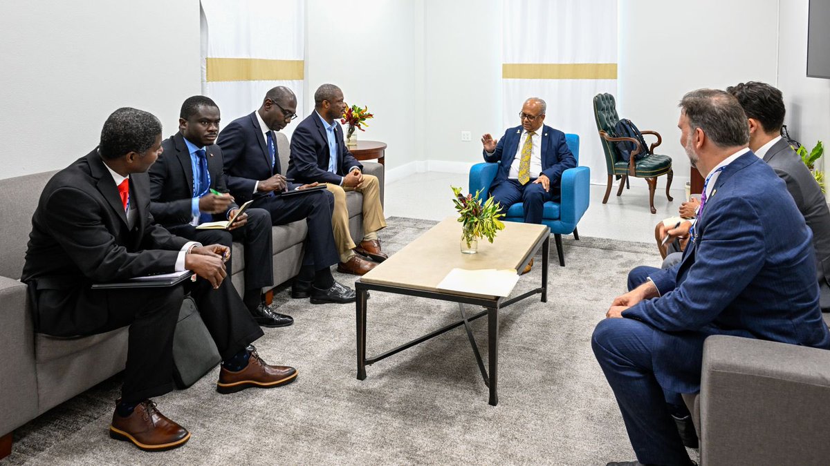 SG_OEA_OAS's tweet image. I met today with Foreign Minister of #Haiti Jean-Victor Harvel Jean-Baptiste @JVHJeanBaptiste @MAE_Haiti on the margins of 55th #OASAssembly in Antigua and Barbuda. We discussed developments in Haiti, including the security situation. I reiterated that Haiti is a priority for the