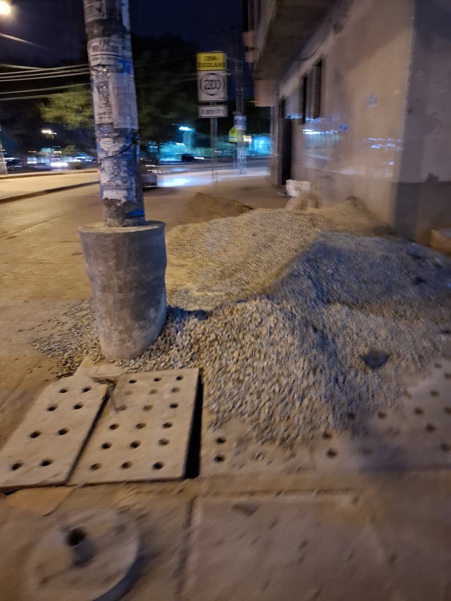pabliu93's tweet photo. Buenas noches  @alcaldiagye @comunidadgye este material lleva 2 semanas en el lugar, bloqueando el acceso de la vereda, junto a una rampa de personas con discapacidad,  en sauces 9, manzana 520, frente a sauces 6. No se entiende que obra hicieron o harán https://t.co/cFitxBCOPs