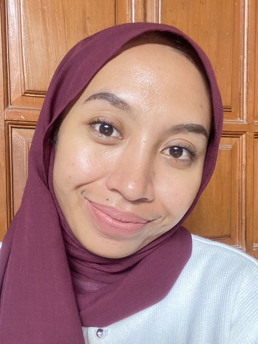 Minggu2 ini lagi full kondangan dan pastinya full makeup. Kulit jadi rewel banget, kering kusam dan bruntusan

Dan akhirnya mutusin buat cobain 2 moisturizer ini yg fungsinya beda tp ternyta hasilnya ga kaleng kaleng sihh