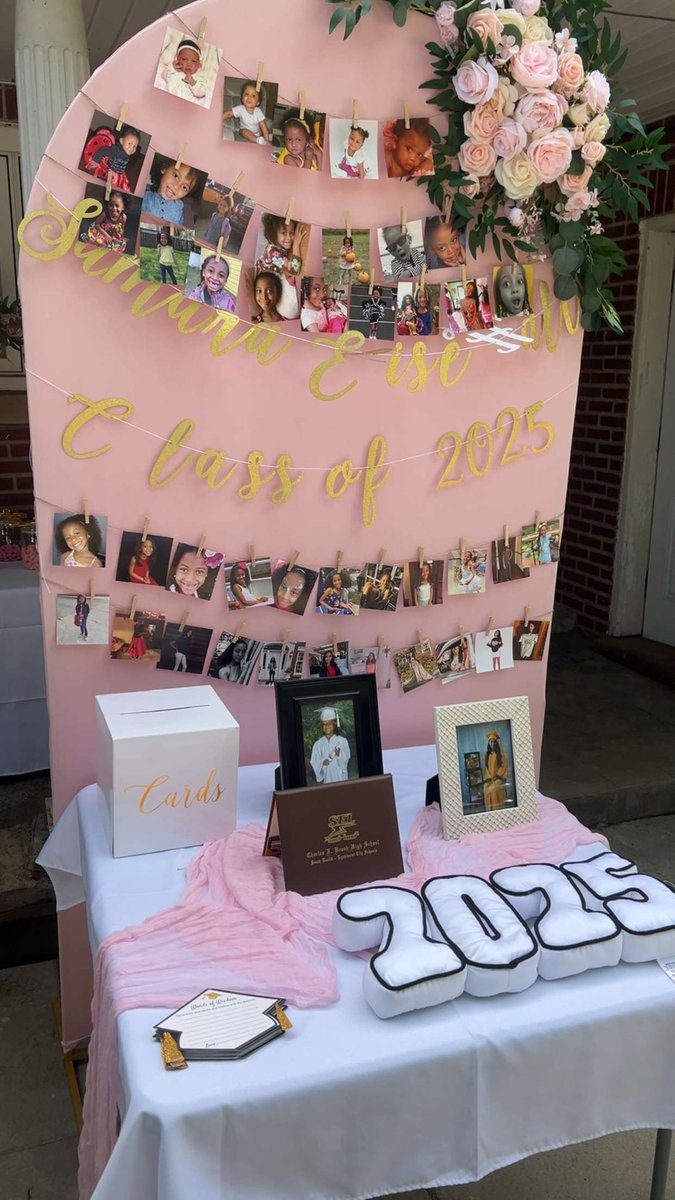 ernboog's tweet photo. still celebrating!! 🎓🎓🎓 #ClassOf2025 https://t.co/XU17Favcf7