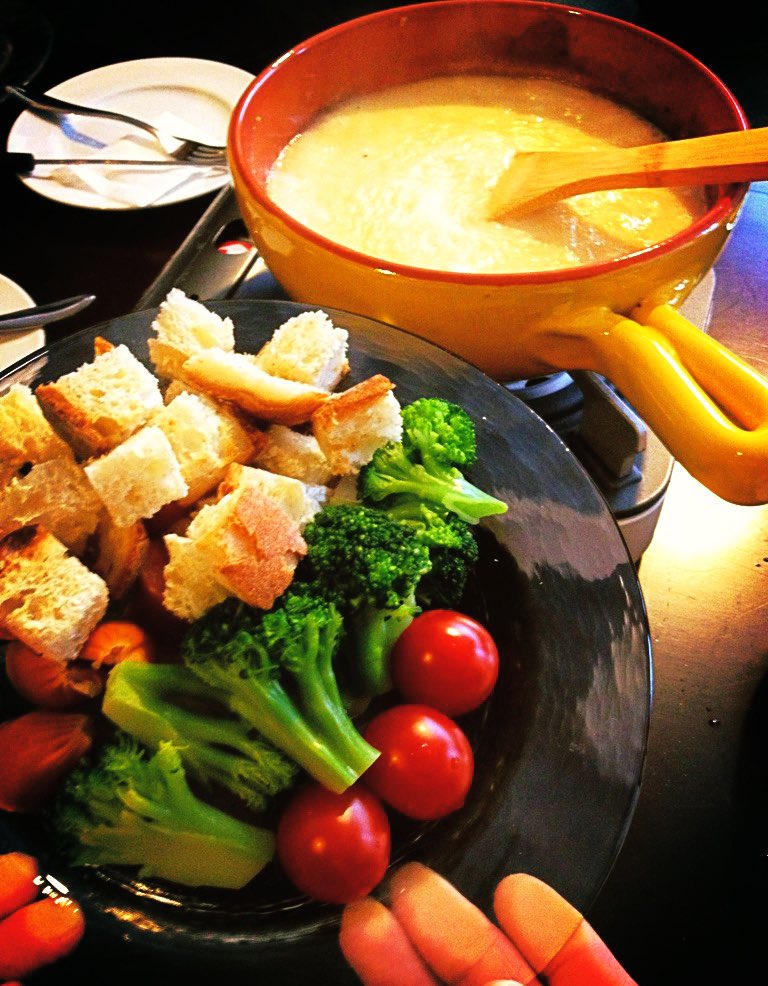 jo__style's tweet photo. ラメゾンドジョー の夏フォンデュ！今夜から。夏バテにはチーズ 、体力回復、幸せで元気になりますよ。国宝松本城の近くのcheesebarでチーズ フォンデュ🫕。
お一人様¥2500、2名〜18名
#松本市　#ラメゾンドジョー  #チーズフォンデュ　#貸切　#松本城　#チーズバー　#フォンデュランチ会 https://t.co/7dgXAV3P8Z