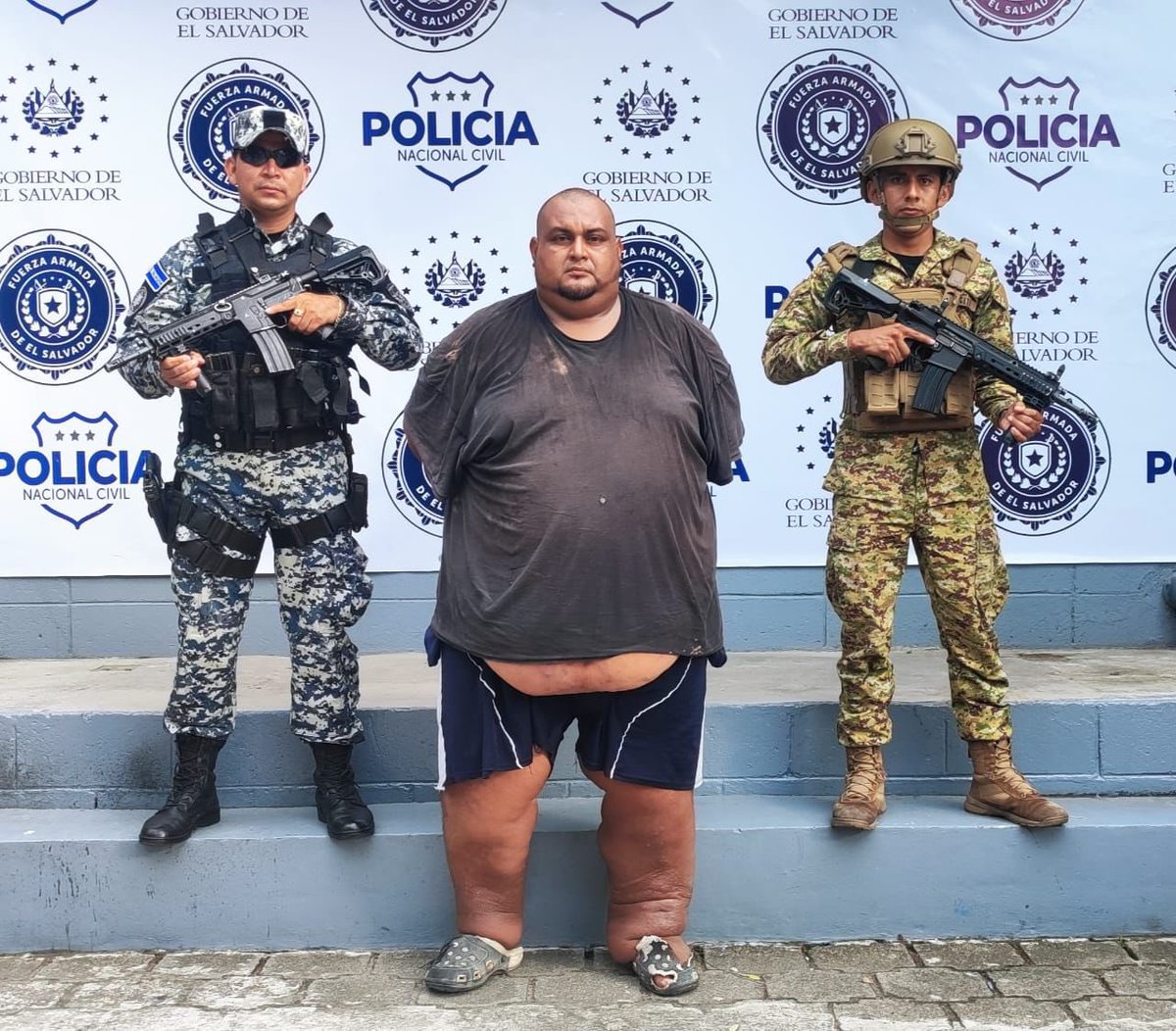 Anonimo.sv (@anonimosv503) on Twitter photo Esta tarde, en San Martín, San Salvador Este, la <a href="/PNCSV/">PNC El Salvador</a> capturó a Tony Ángel Monterrosa Artiga, de 37 años de edad.
Posee una orden de captura por estafa agravada y apropiación o retención indebida.
El procedimiento se realizó en conjunto con elementos de la <a href="/FUERZARMADASV/">FUERZA ARMADA</a>, Esta tarde, en San Martín, San Salvador Este, la <a href="/PNCSV/">PNC El Salvador</a> capturó a Tony Ángel Monterrosa Artiga, de 37 años de edad.
Posee una orden de captura por estafa agravada y apropiación o retención indebida.
El procedimiento se realizó en conjunto con elementos de la <a href="/FUERZARMADASV/">FUERZA ARMADA</a>,