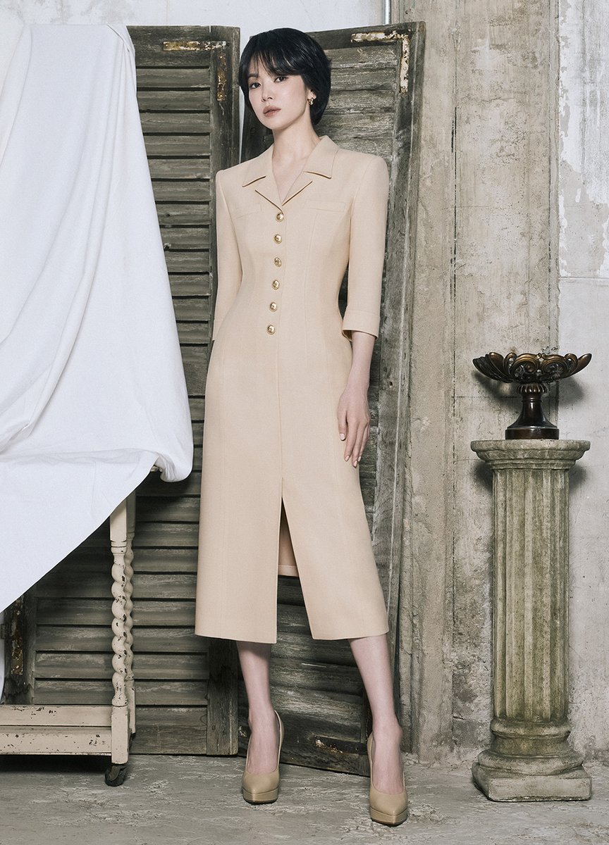 RatuBawel5's tweet image. In the published pictorial #SongHyeKyo  is wearing a one-piece dress with a slim silhouette and structural cut lines , adding even more alluring charm along with her signature elegance.

#MICHAA