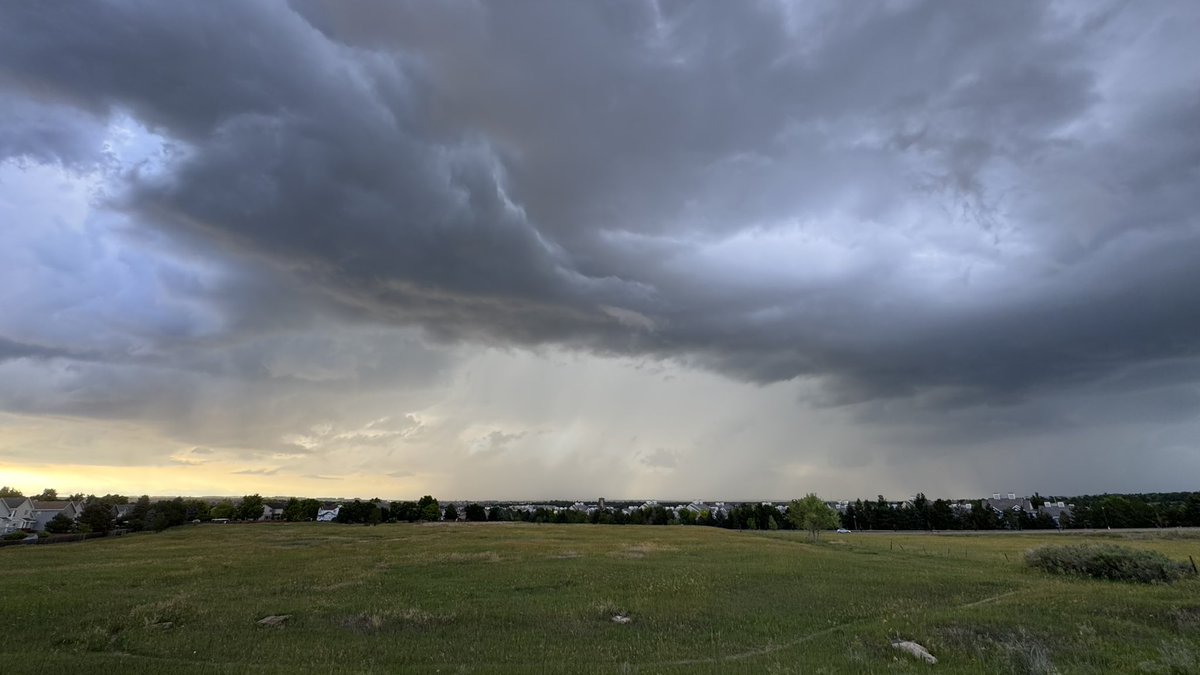 Colin5280's tweet photo. @kodythewxguy My view just south. https://t.co/qrFYqvSfXn