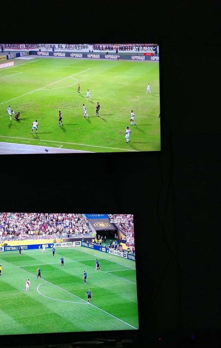 David_Acevedo_'s tweet photo. Mismo deporte,diferente realidad. Lo más importante para el espectáculo,además de la capacidad de los protagonistas dentro de la cancha,es el estado de la misma. En el Mansiche,los futbolistas intentan hacer algo entre la tierra y el césped,peor aún que aumenta riesgos de lesión. https://t.co/1V1otlIoMY