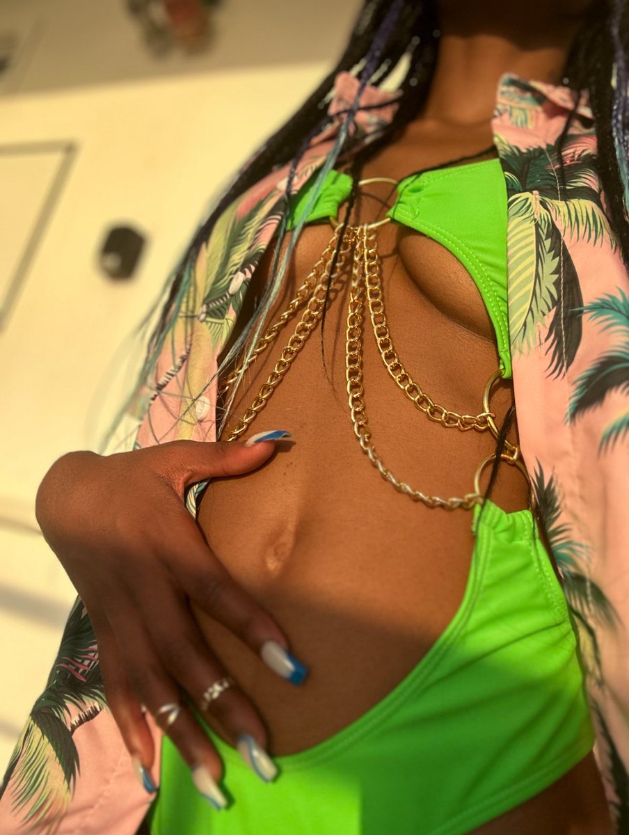 amortheprincess's tweet photo. Sun kissed🥵👀 https://t.co/X9YCGdQEEi