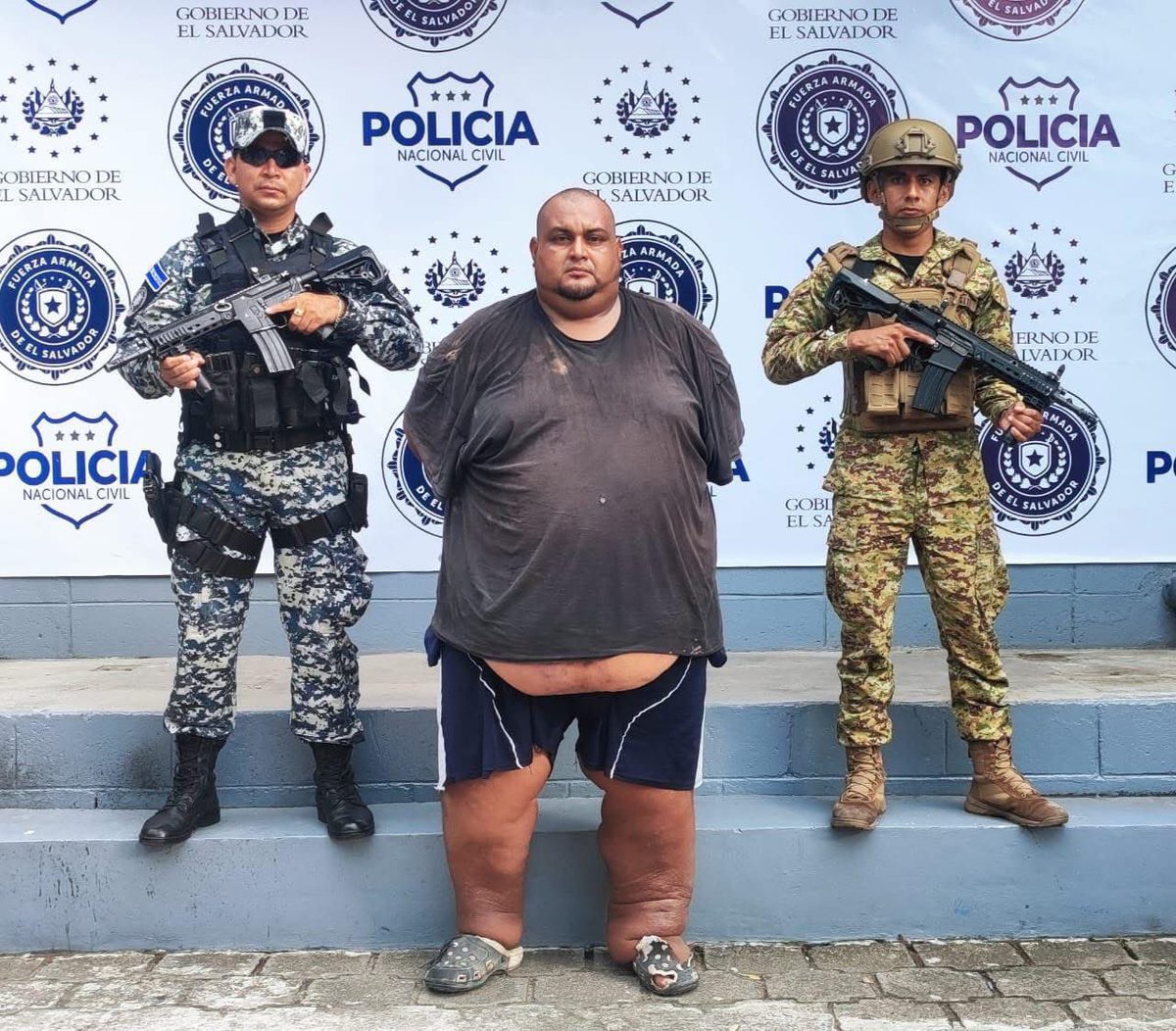 CAPTURADO SUJETO CON ORDEN POR ESTAFA Y APROPIACIÓN INDEBIDA❌

En una operación conjunta entre la PNC y la Fuerza Armada, se capturó esta tarde a Tony Ángel Monterrosa Artiga, de 37 años, sobre el km 15 de la Carretera de Oro, en San Martín, San Salvador Este.

Este individuo