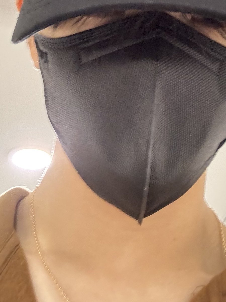 am i just a crazy abt jensung or their necklace rlly looks kinda similar? its just that jisung's is gold while jeno has a silver one...