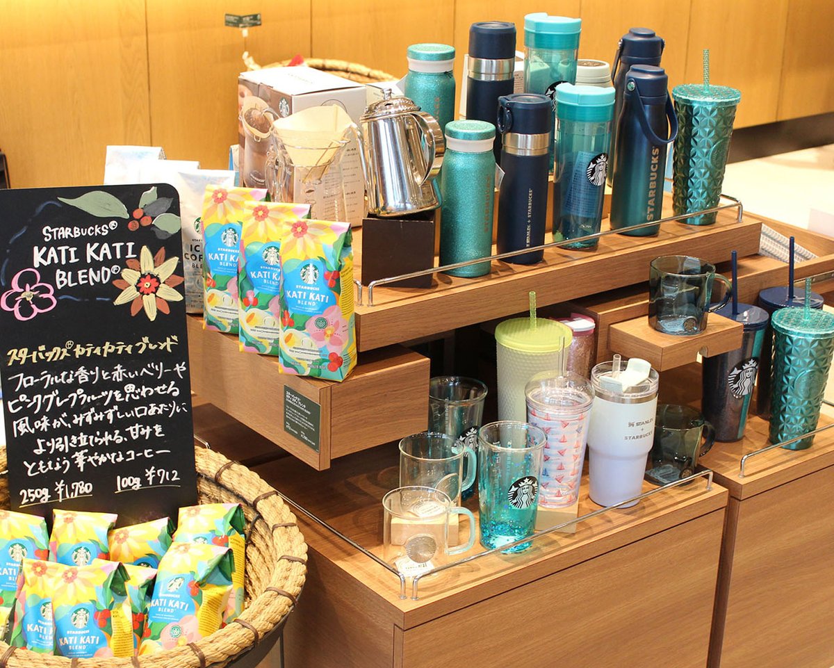 river_walk's tweet image. リバーウォーク北九州の1Fにある、スターバックスが本日リニューアルOPEN!
お散歩やお買い物のあとの休憩に
よりゆったり、くつろいで過ごしていただける
空間に生まれ変わっています。
ぜひご来店くださいね!
1F STARBUCKS
riverwalk.co.jp/shop/3298/