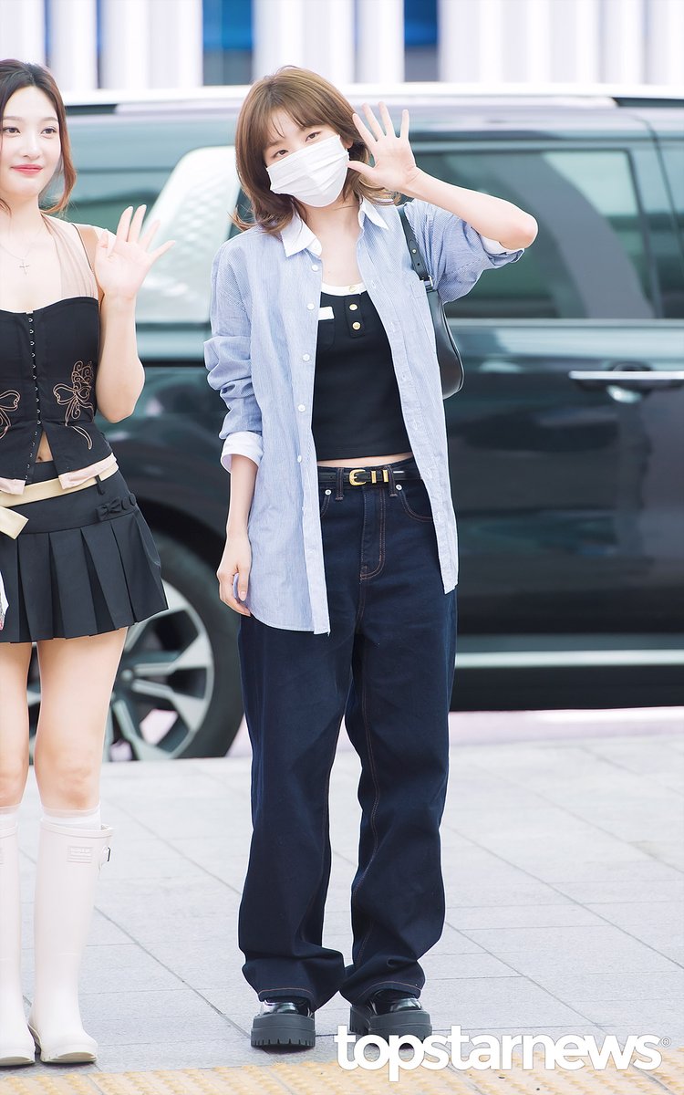 TSN_PHOTO's tweet photo. 레드벨벳 슬기, ‘하이슬기 하이러비’ (인천공항 출국) [HD포토] #SMTOWNLIVE #인천공항 #출국 #입국 #프리뷰 #레드벨벳 #RedVevlet #슬기 #SEULGI https://t.co/UVQHKNIbia <- Original Photo https://t.co/6Wg9Y0Txug