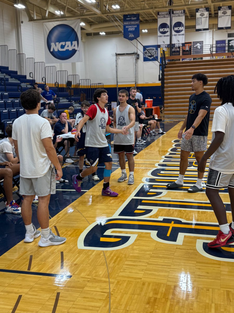 CedarvilleMBB's tweet image. It was a great CHAMPIONSHIP🏆 day at Overnight Camp❗️
There was plenty of drama in the 1v1, 3v3, and league championship games🏀❗️
Thank you to all of the campers who attended❗️