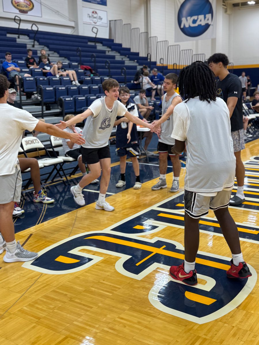 CedarvilleMBB's tweet image. It was a great CHAMPIONSHIP🏆 day at Overnight Camp❗️
There was plenty of drama in the 1v1, 3v3, and league championship games🏀❗️
Thank you to all of the campers who attended❗️