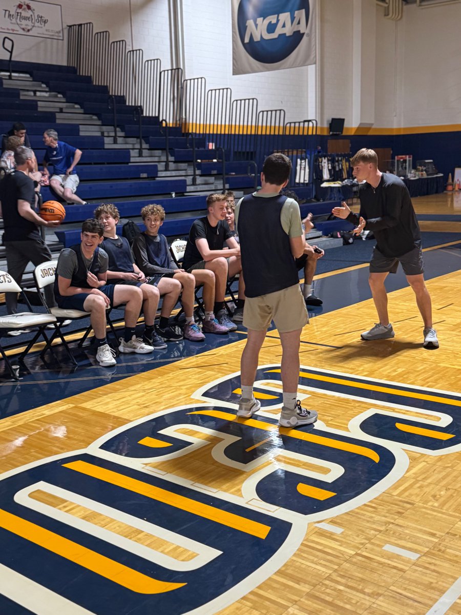 CedarvilleMBB's tweet image. It was a great CHAMPIONSHIP🏆 day at Overnight Camp❗️
There was plenty of drama in the 1v1, 3v3, and league championship games🏀❗️
Thank you to all of the campers who attended❗️
