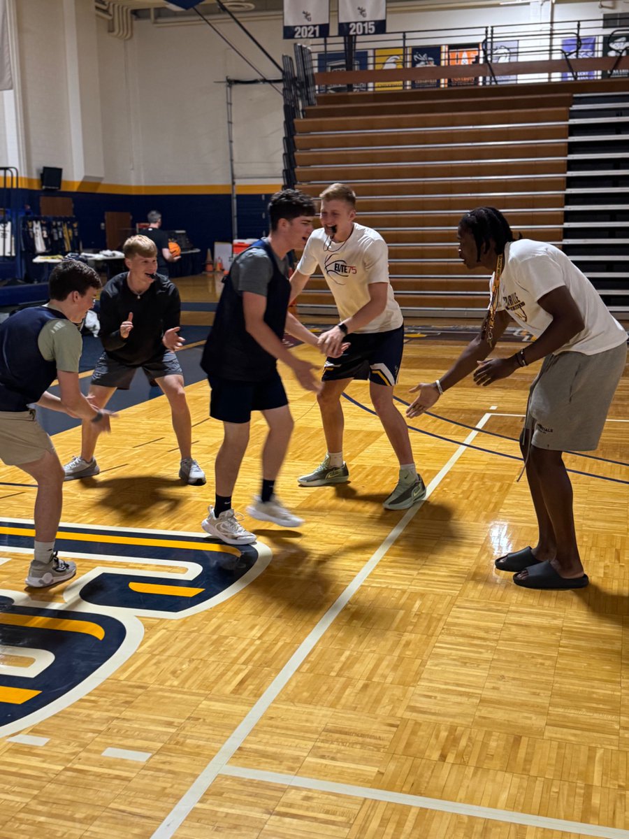 CedarvilleMBB's tweet image. It was a great CHAMPIONSHIP🏆 day at Overnight Camp❗️
There was plenty of drama in the 1v1, 3v3, and league championship games🏀❗️
Thank you to all of the campers who attended❗️