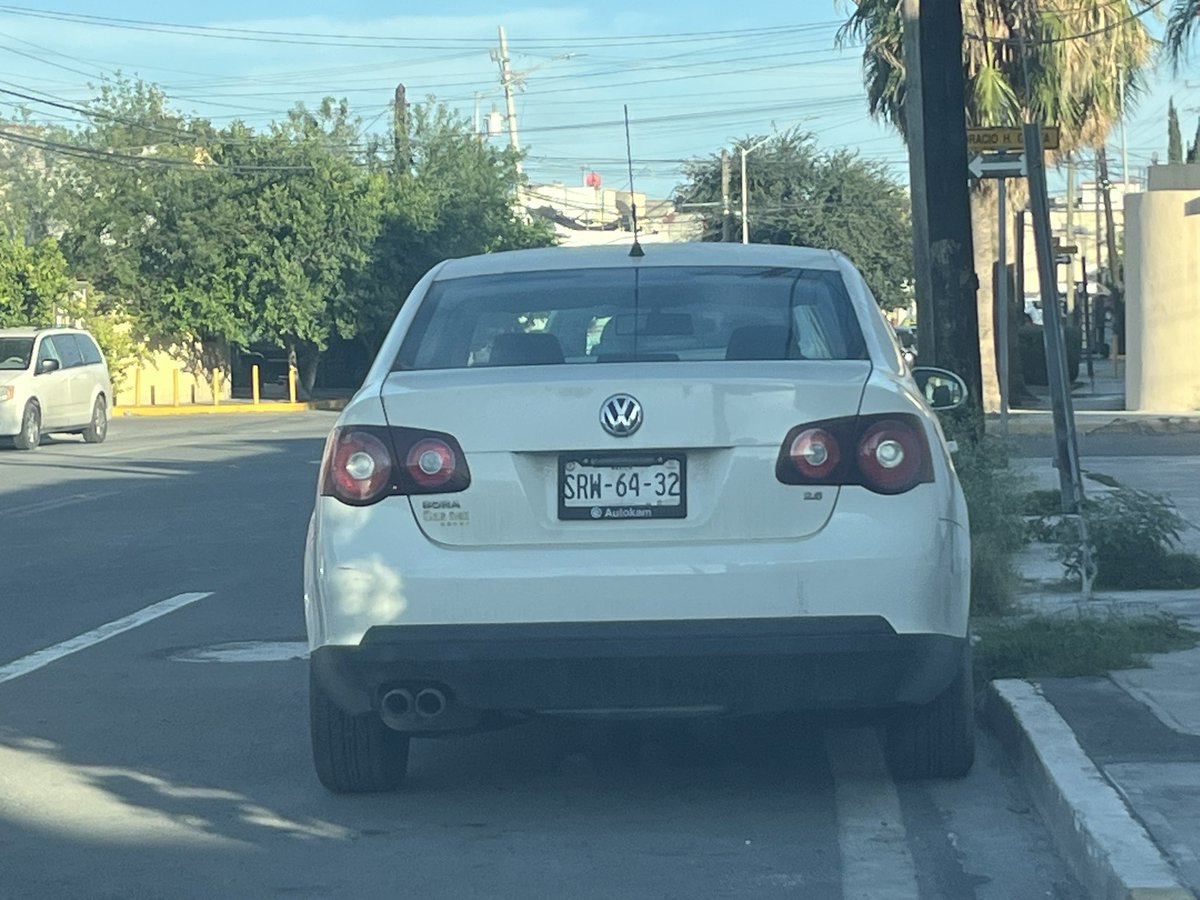 Coche abandonado desde hace 3 días en calle 16 entre calles Horacio Garza y Faustino Lizarraga en colonia Residencial Las Puentes 5to sector. <a href="/GobSanNicolas/">Gobierno de San Nicolás</a> <a href="/sanicoseguridad/">Seguridad.Sanicolas</a> <a href="/MovilidadSN/">Movilidad San Nicolas 🚨</a> <a href="/Cicmty/">CIC</a>