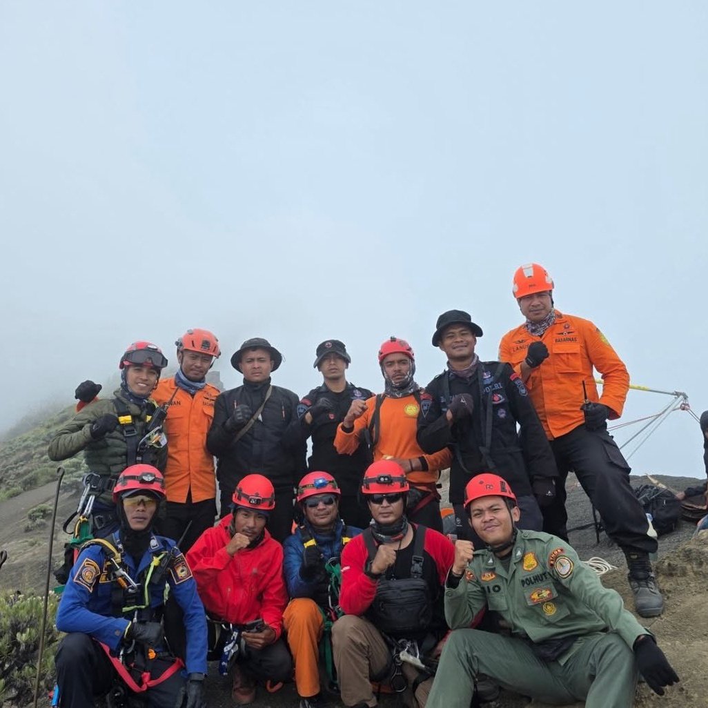 astaga gak nyangka brazilian ternyata sebodoh ini. our country really sucks, tp BASARNAS itu part of government BEGO. untuk evakuasi juliana dibentuk lah (tim SAR gabungan) lu bisa liat sendiri seragam yg mrk pake ad polisi, BASARNAS &amp; tni yg jelas dibawah government. ngeyel bgt