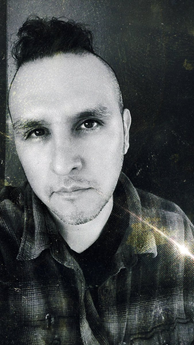 Luz baja, mirada fija, alma en modo ruido. Verano con filtro gris. #selfietime