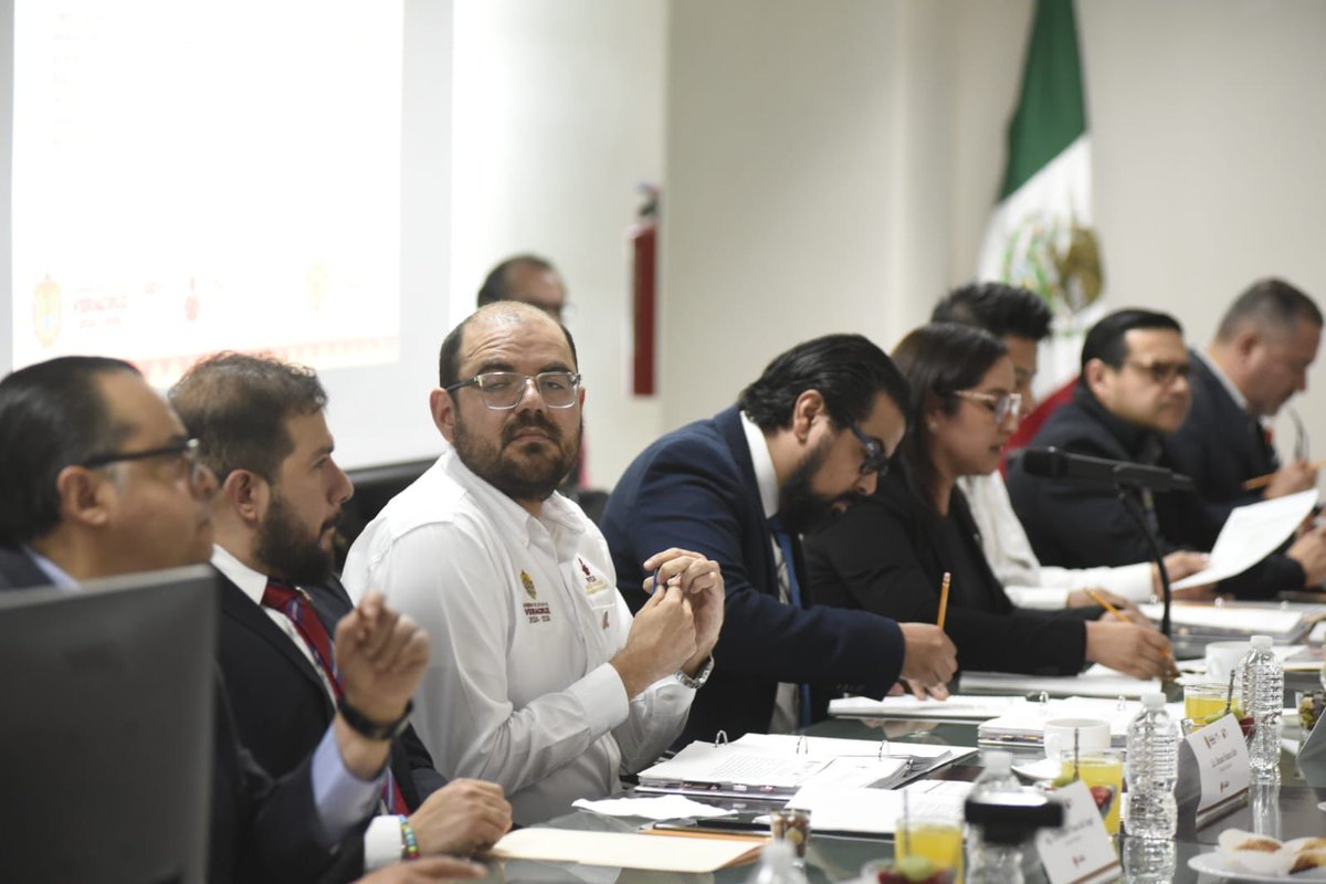 SEducacionVer's tweet photo. En la Junta de Gobierno del IVEA, reafirmamos el compromiso de combatir el analfabetismo y el rezago educativo en Veracruz.  

Con Nunca es tarde para aprender y el apoyo comunitario, avanzamos hacia un Veracruz con más oportunidades.  

#EducaciónParaTodasYTodos #IVEA https://t.co/IiXmLmL0XA