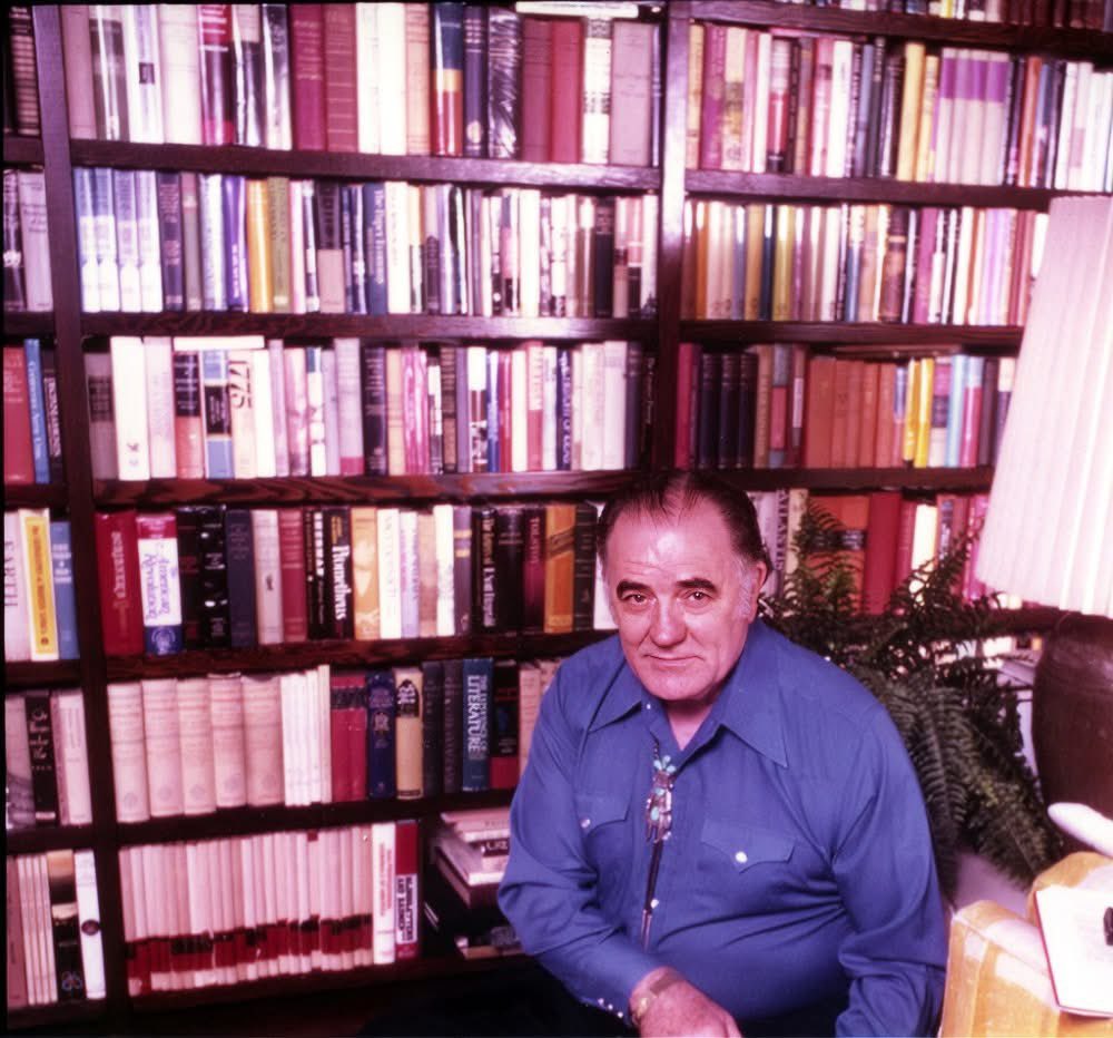 Louis_LAmour's tweet image. Louis always felt that “A book is less important for what it says than for what it makes you think.” Louis's bookshelves were rarely empty and nearly always overflowing with some of his over 15,000 plus volumes.
His Library walls were lined with four sets of double bookshelves,…