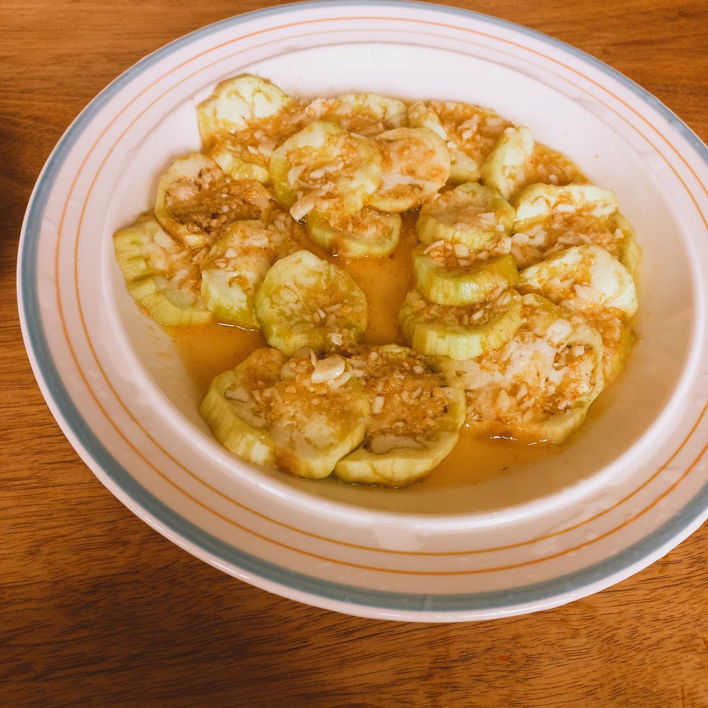 아낌없이 먹는 가지 따라해본 가지 카르파치오~
드레싱은 내 마음대로 단맛을 반으로 줄이고 다른 재료도 적당히 가감해서 해봤는데 참 맛있었어
이거 하나만으로도 책 살 가치가 있었습니다 추천해요~