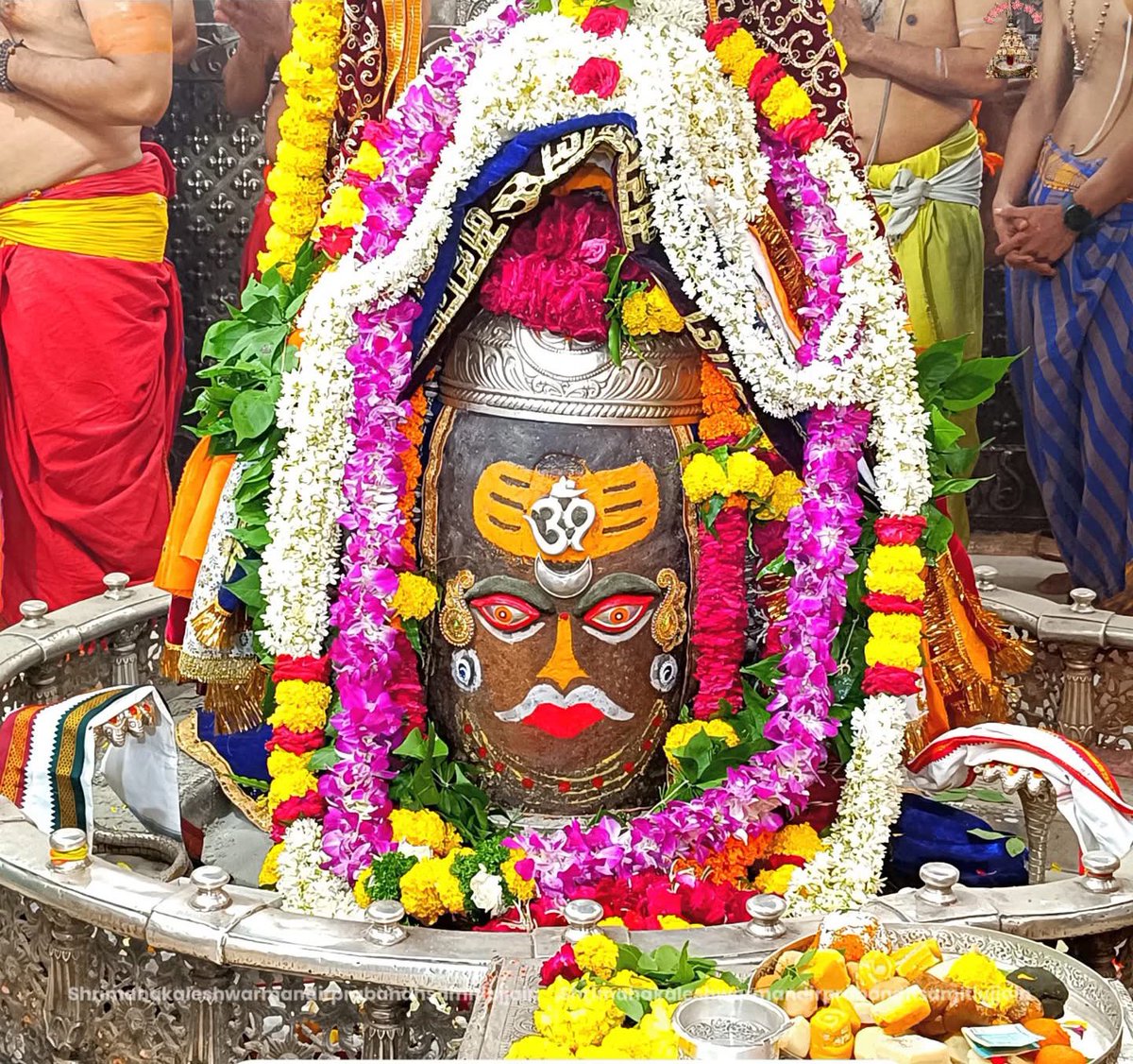 श्री महाकालेश्वर ज्योतिर्लिंग जी के आज के भस्म आरती श्रृंगार दिव्य व अलौकिक दर्शन 26.06.2025

बोलो जय श्री महाकाल 🙏🚩
