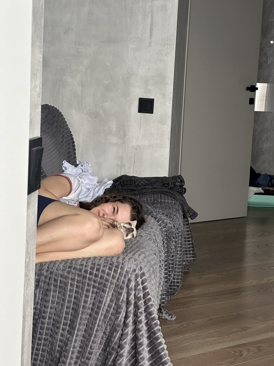 ко мне подруги из питера приехали!
кажется, пепа очень этому рада🌤️