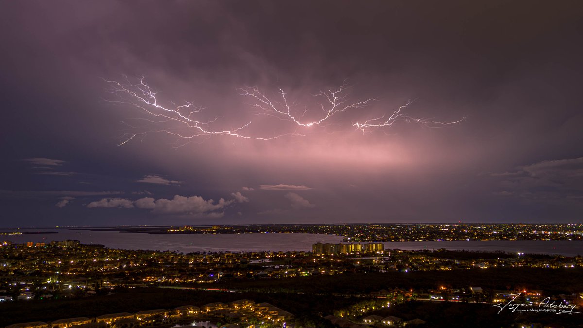 jka62's tweet image. SW Florida Lightening. Looking west over the Caloosahatchee river and the Gulf. (South Fort Myers)
@MattDevittWX
