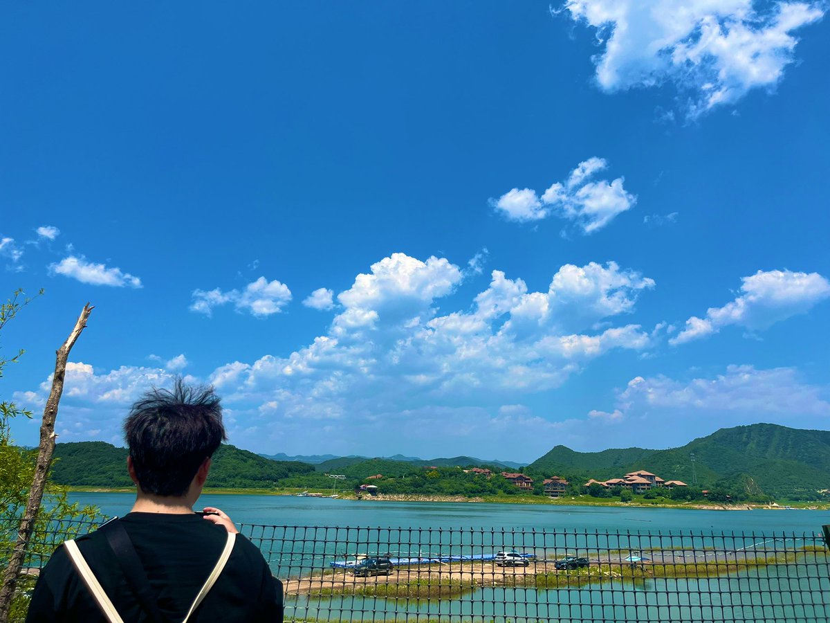 金海湖蓝得像块宝石💎，小船悠悠划过，荡起一圈圈涟漪~

远处青山叠嶂⛰️，山脚下的小村庄安静又美好。

风吹过树叶沙沙响，真想在这儿发呆一整天🍃
#自然风光 #旅行 #金海湖