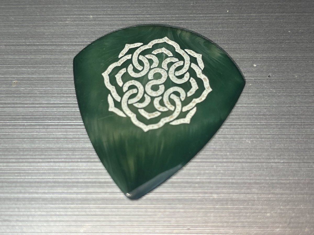 ALsan0304's tweet image. 久しぶりに #PositiveGrid #Sparkgo でギター弾いた🎸
フットスイッチの充電が全く無くなってて始め動かんかったw

このピック、硬いけど結構早く削れるなw