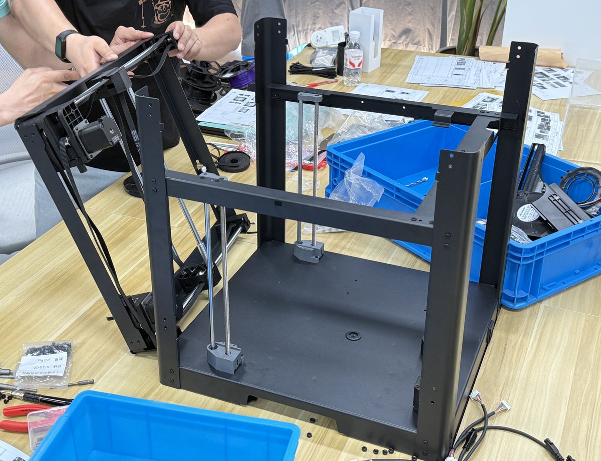 WonderMaker_Zoe's tweet photo. I am on a small business trip.
R&D and production colleagues are assembling the ZR Ultra (4-toolheads version) in the laboratory to further confirm the assembly details and conduct a rationality evaluation.
#Zlog #ZR #ZRUltra #3DPrint #3DPrinting #FDM
#Multitoolheads https://t.co/WY5q2g9ewO