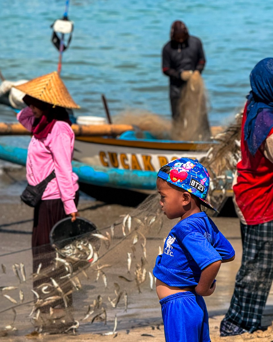 FSBali's tweet image. A morning tour of #Jimbaran fish markets with our Jala Cooking Academy Chef Surya, who shows how to choose the freshest and best quality seafood before sharing his secrets on how to cook it to perfection. 📷: @mirko #experienceFS