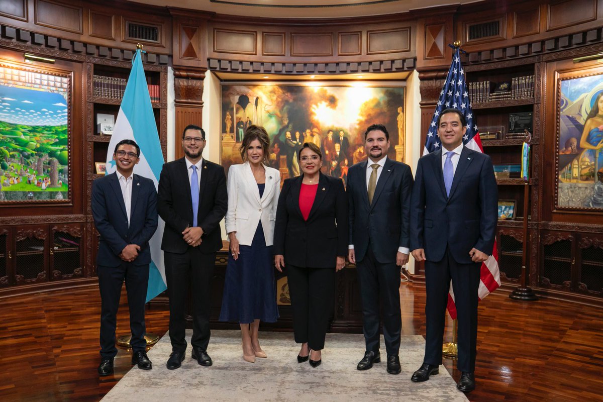 Este día, acompañando a la Presidenta Xiomara Castro en la reunión sostenida con Kristi Noem, Secretaria de Seguridad Nacional de EEUU. 
Importante diálogo en materia migratoria, seguridad, defensa y el afianzamiento de las relaciones entre ambos países y socios comerciales.  🇭🇳