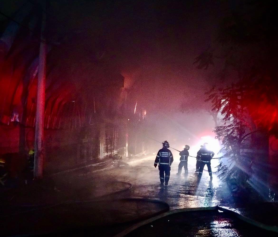 Se reporta un incendio en una chatarrería ubicada en Avenida El Jaral y Calle Mirasol, en la colonia San José El Jaral.

Nuestros equipos de emergencia ya se encuentran en el lugar atendiendo la situación. En apoyo, SAPASA ha desplegado dos camiones Vactor, y también contamos con