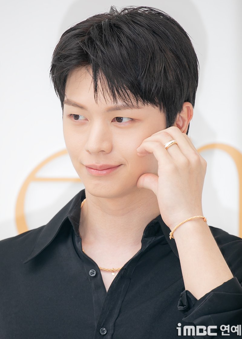 imbcenews's tweet photo. [포토] 육성재, 육잘또의 미모 
#육성재 #YOOKSUNGJAE #벨렌도르프
#Wellendorff #포토콜_250626 [iMBC연예]

배우 육성재가 26일 오전 서울 강남구 압구정로데오에 위치한 백화점 앞에서 열린 독일 주얼리 브랜드 오픈 행사에 참석해 포즈를 취하고 있다.

⬇️고화질 Click Plz⬇️
https://t.co/23znGFhX0H