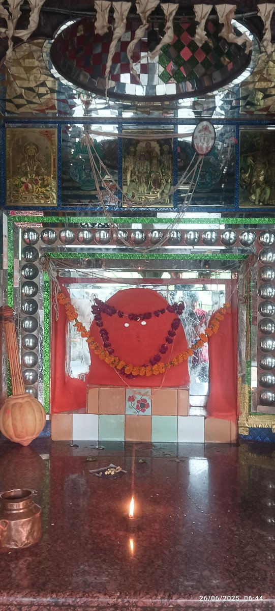 दर पर तेरे बाबा, मैं रोज आता हूँ !
आकर के चरणों मे, धोक लगाता हू !
मांगू क्या तुमसे, मै सोच न पाता हूं !
जो भी चाहता हूं, वो सामने पाता हू !
बगीची वाले हनुमान दर्शन 26 /06/ 2025
#जय_श्री_राम #जय_श्री_हनुमान