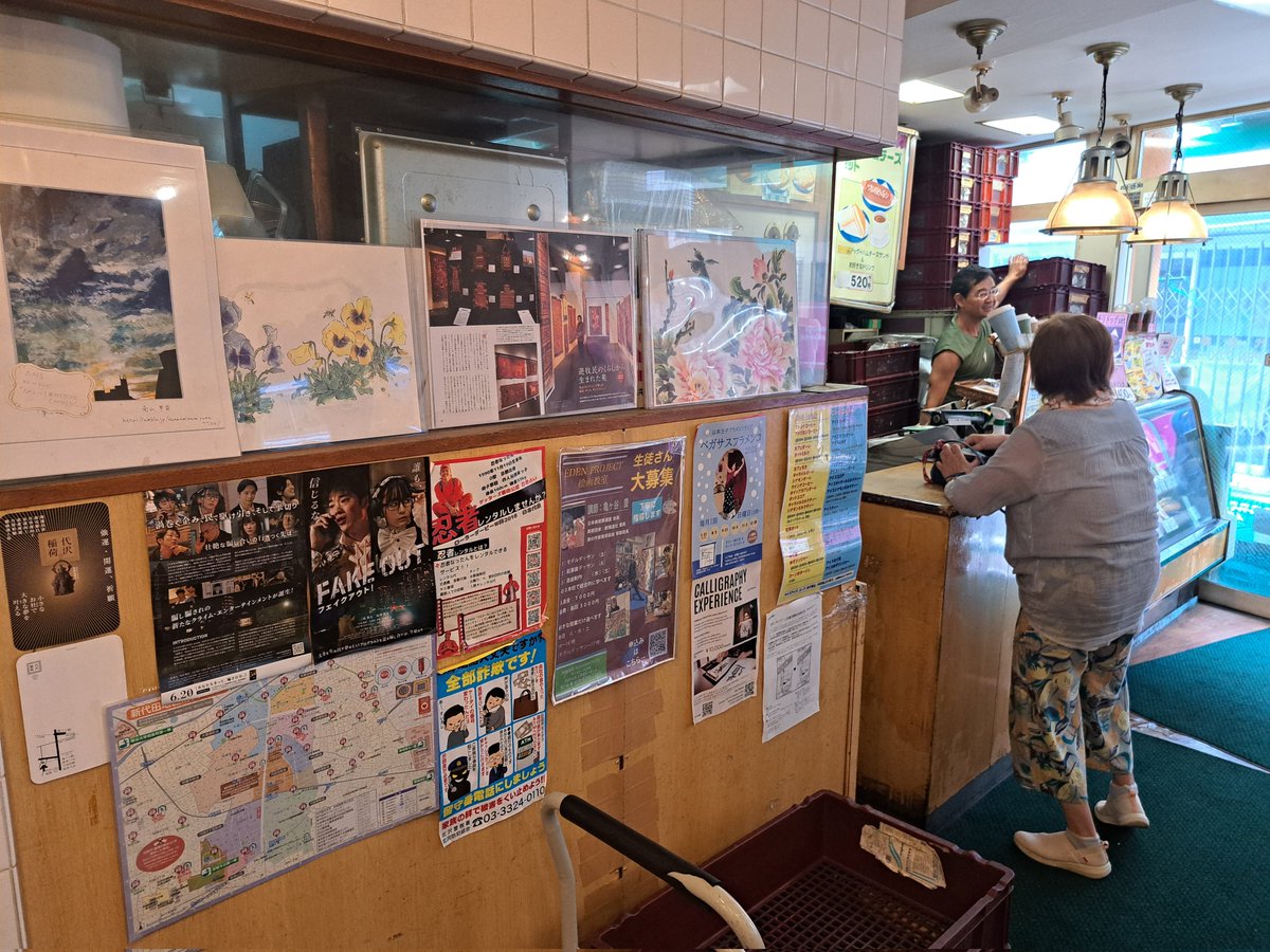 msn_aaa's tweet photo. 大好きなスリーコンカフェに
｢フェイクアウト！｣のチラシを貼ってもらってます！
どんな人も受け入れるのんびり雰囲気味わえるのが、こちらのお店。サンドイッチ美味しい。新聞も読める。店長さんはいつも快くチラシを貼ってくれます。先日下高井戸シネマでお会いしました。ずっと通い続けますね！ https://t.co/jwqrHPlfpO