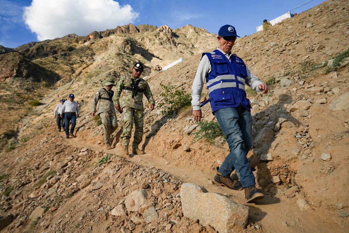 sutranperu's tweet photo. 📣 El superintendente de la Sutran, adscrita al @MTC_GobPeru en compañía del Gral. EP Marco Marín, jefe del Comando Unificado de Pataz (CUPAZ), supervisó el puesto de control de Shicún donde se fiscaliza a vehículos de transporte regular, mercancías y materiales peligrosos.💪 https://t.co/x3O0OfYWi1