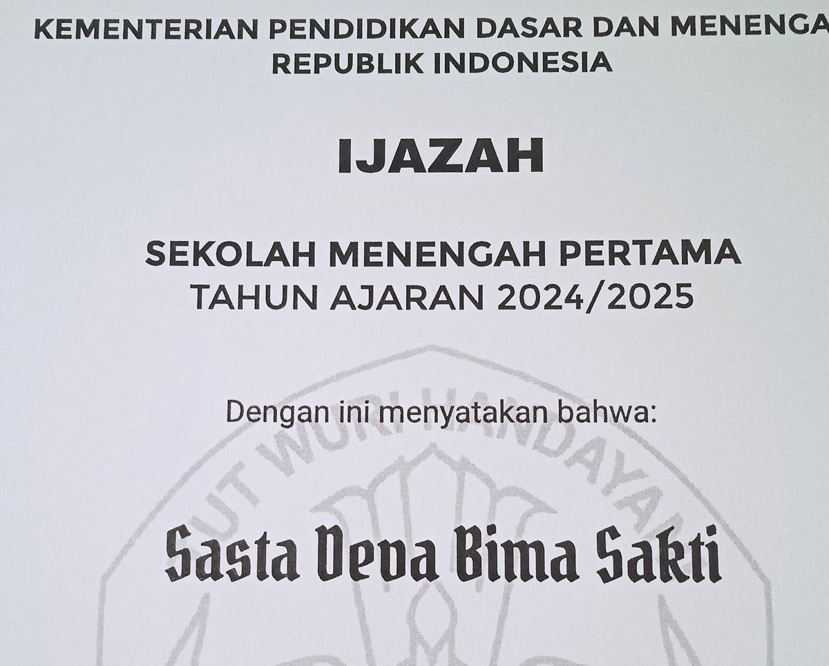 Pengibar 76 Bendera (@asimsulistyo75) on Twitter photo Umumnya nama siswa di ijazah gunakan huruf Arial, Times New Roman.
Ttp ijazah SMP 2025 gunakan huruf Pirata One. Akibatnya ada beberapa jenis huruf dgn karakter mirip. Contohnya :
Nama Aslinya "SASTA DEVA BIMA SAKTI" penampakan mjd "SASTA DEDA BIMA SAKTI".
<a href="/Kemdikdasmen/">Kemendikdasmen RI</a> Umumnya nama siswa di ijazah gunakan huruf Arial, Times New Roman.
Ttp ijazah SMP 2025 gunakan huruf Pirata One. Akibatnya ada beberapa jenis huruf dgn karakter mirip. Contohnya :
Nama Aslinya "SASTA DEVA BIMA SAKTI" penampakan mjd "SASTA DEDA BIMA SAKTI".
<a href="/Kemdikdasmen/">Kemendikdasmen RI</a>