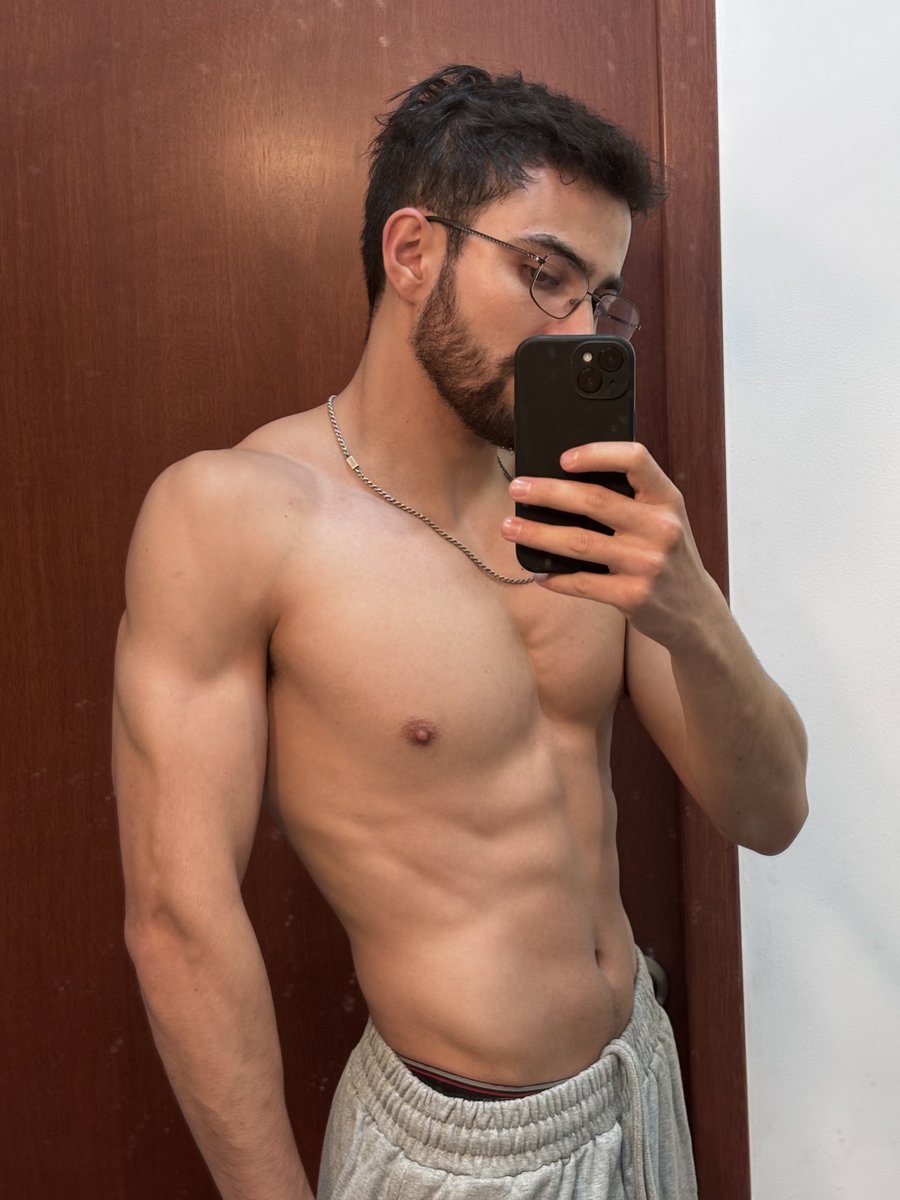 daniteran_122's tweet photo. De nada sirve ir al gym si solo le presumes los gains a tu abuelita🙂‍↕️👊🏻 https://t.co/4G7G954C53