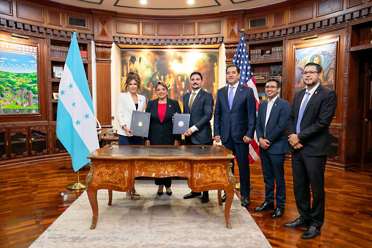 Poder Popular (@ppoderpopularhn) on Twitter photo 🇭🇳🤝🇺🇸 La presidenta <a href="/XiomaraCastroZ/">Xiomara Castro de Zelaya</a> recibió en Casa Presidencial a la secretaria de Seguridad Nacional de EE.UU., <a href="/Sec_Noem/">Secretary Kristi Noem</a>.
El encuentro abordó temas clave como seguridad, defensa y migración, en un marco de cooperación y respeto mutuo.
📌 Ambas partes reafirmaron su 🇭🇳🤝🇺🇸 La presidenta <a href="/XiomaraCastroZ/">Xiomara Castro de Zelaya</a> recibió en Casa Presidencial a la secretaria de Seguridad Nacional de EE.UU., <a href="/Sec_Noem/">Secretary Kristi Noem</a>.
El encuentro abordó temas clave como seguridad, defensa y migración, en un marco de cooperación y respeto mutuo.
📌 Ambas partes reafirmaron su
