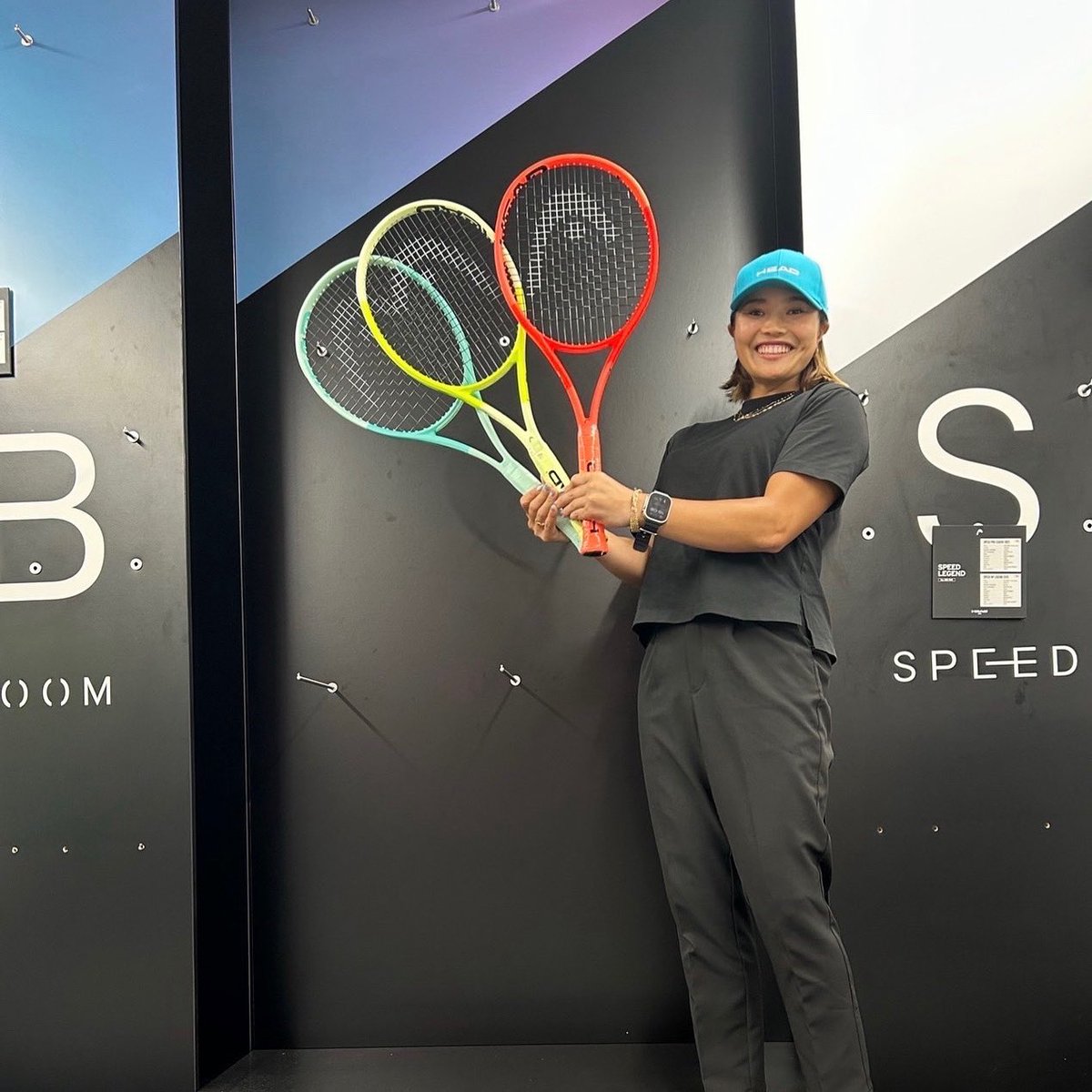 スキークロス日本代表の向川桜子選手が昨シーズンの報告とオリンピックイヤーでもある今シーズンのスケジュール等のミーティングで来社しました。昨日はテニスの内覧会中だった事もあり、ご覧の通りのスナップであります。
オリンピックに向けて頑張ってほしいです。
皆様応援宜しくお願いします。