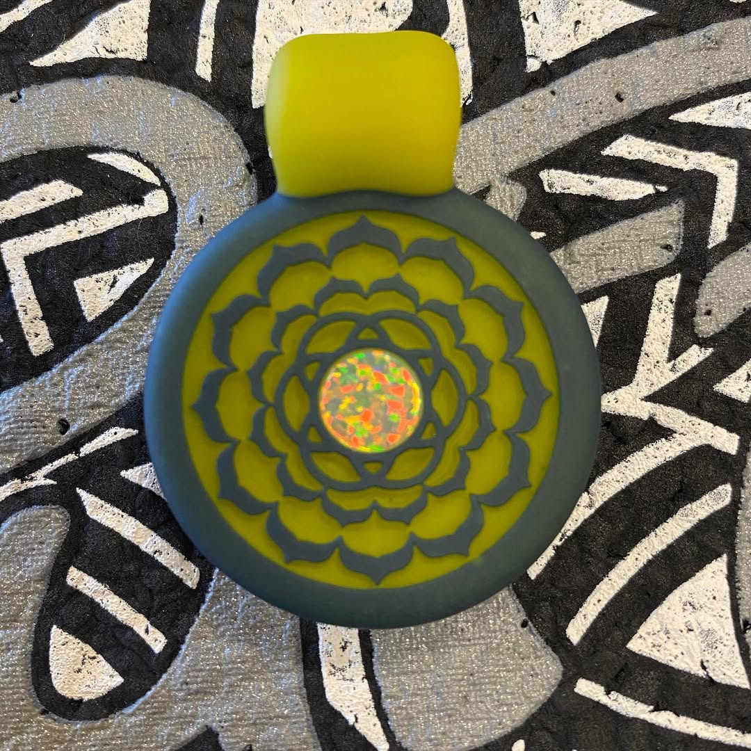 nickhiltbold's tweet image. This beautiful glassmaze pendant features a gorgeous centered opal and incredible colors! Perfect for any occasion and ready to ship today! 

#glassmaze #opal #puffsmokeshop #puffsmokeshopnj